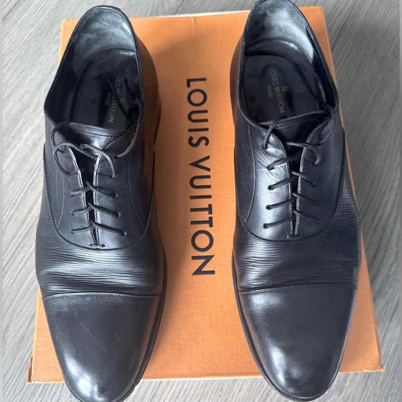 Louis Vuitton 🐅 Men’s Elegant Black Epi Leather Oxfords